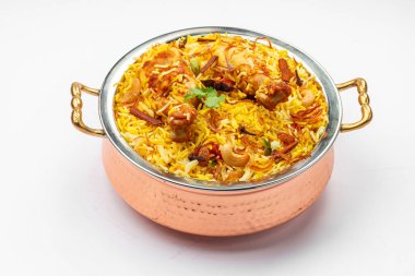 Tavuk biryani, kerala stili tavuk dhum biryani jeera pilavı ve baharatlarla yapılmış. Beyaz arka planda, pirinç servis kasesinde servis ediliyor.