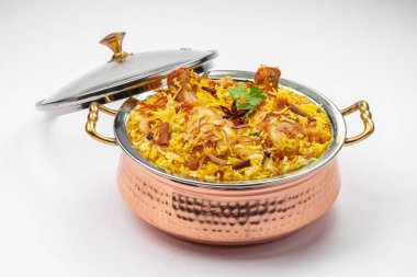 Tavuk biryani, kerala stili tavuk dhum biryani jeera pilavı ve baharatlarla yapılmış. Beyaz arka planda, pirinç servis kasesinde servis ediliyor.