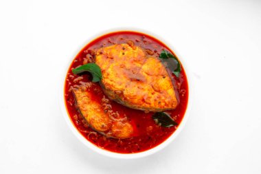 Köri balıklı balık, Hint körili balık, kerala spesiyali, beyaz arka planlı köri yapraklarıyla süslenmiş beyaz bir kasede.