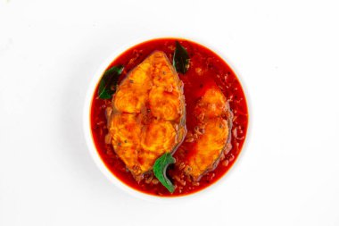 Köri balıklı balık, Hint körili balık, kerala spesiyali, beyaz arka planlı köri yapraklarıyla süslenmiş beyaz bir kasede.