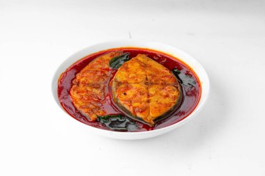 Köri balıklı balık, Hint körili balık, kerala spesiyali, beyaz arka planlı köri yapraklarıyla süslenmiş beyaz bir kasede.