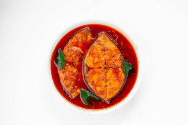 Köri balıklı balık, Hint körili balık, kerala spesiyali, beyaz arka planda köri yapraklarıyla süslenmiş beyaz bir kasede.