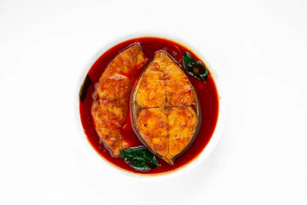咖喱鱼是印度传统的咖喱鱼 有喀拉拉拉拉鱼的特色菜 装在一个白色的碗里 用白底咖喱叶装饰 — 图库照片
