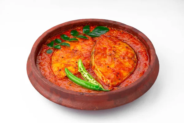 咖喱鱼 是印度传统的咖喱鱼 有喀拉拉拉拉鱼的特色菜 装在一个白色的碗里 用咖哩叶和新鲜的绿色辣椒装饰在白色的背景上 — 图库照片