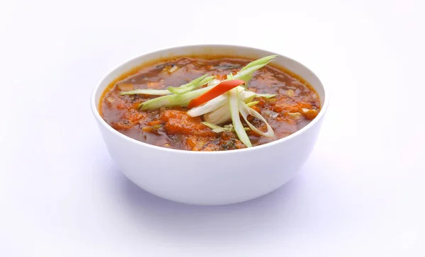 满洲里鸡汤 用蔬菜装饰 放在白色的碗里 有白色的质感或背景 — 图库照片