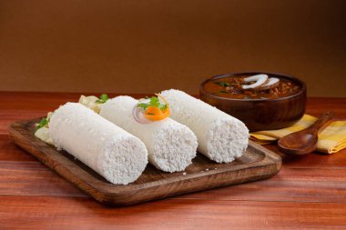 Puttu, Raw Rice puttu, Arisi Maavu Puttu chana ya da Bengal gramı körili kahvaltı öğeleri, çiğ pirinç unu kullanılarak yapılmış, kahverengi ahşap tabanlı ideal bir kombinasyon. 