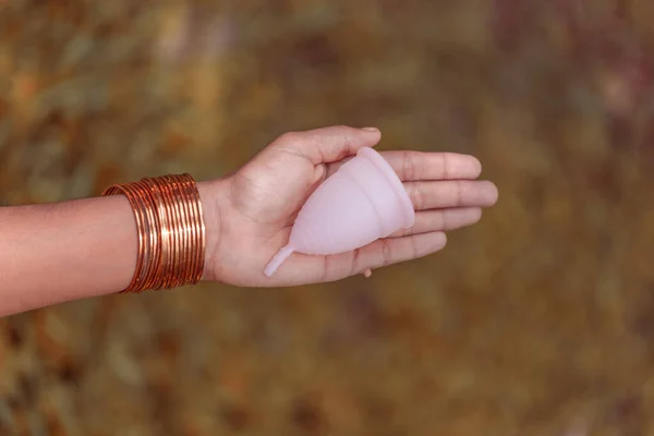 Egy Indiai Tinédzser Lány Kezében Újrahasznosítható Szilícium Menstrualcup Szabadtéri Kép — Stock Fotó