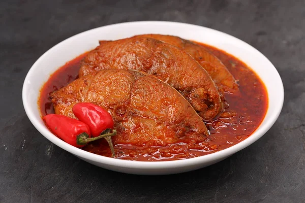 Seer Fish Curry Traditionelles Indisches Fischcurry Arrangiert Einer Weißen Keramikschüssel — Stockfoto