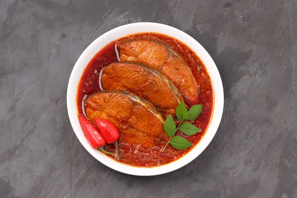 Seer Fish Curry Traditionelles Indisches Fischcurry Arrangiert Einer Weißen Keramikschüssel — Stockfoto