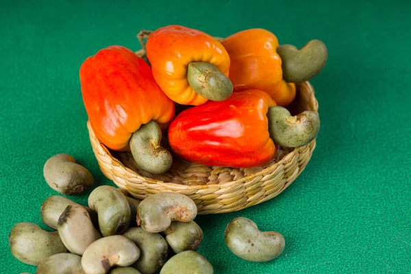 Anacardo Manzana Anacardo Semillas Dispuestas Una Cesta Que Coloca Sobre — Foto de Stock