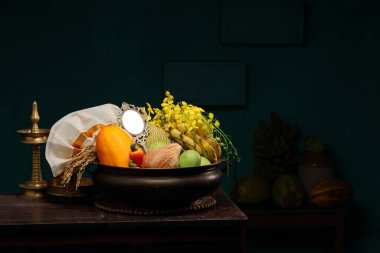 Kerala festivali, Vishu festivali ritüelleri Vishukkani veya Vishu vizörü, pirinç kap veya Urule çoğunlukla yaz mevsiminde mevcut meyve ve sebzelerle dolu, ayna, altın duş çiçeği ve yeni bez veya kasavu mundu geleneksel olarak düzenlenmiş, dar