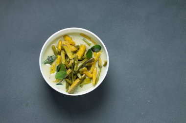 Olan _ Kerala ziyafet yemeği, çiğ muz, uzun fasulye ve hindistan cevizi sütü ile yapılan vejetaryen yemeği çok lezzetli ve sağlıklı.