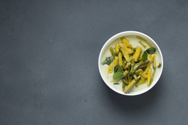 Olan _ Kerala ziyafet yemeği, çiğ muz, uzun fasulye ve hindistan cevizi sütü ile yapılan vejetaryen yemeği çok lezzetli ve sağlıklı.