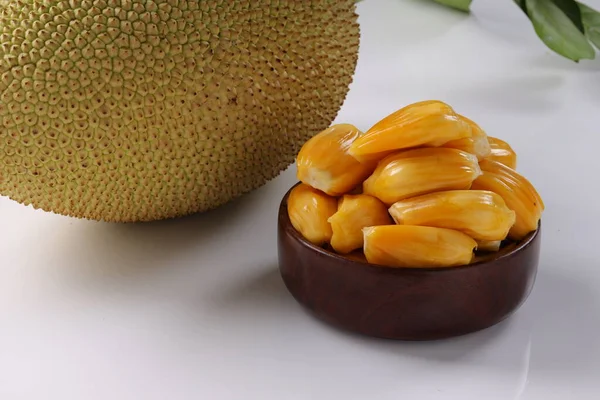 Ripe Jackfruit Ξύλινο Μπωλ Λευκό Ανάγλυφο Φόντο — Φωτογραφία Αρχείου