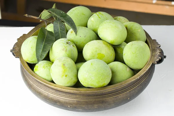 Mango Crudo Mango Verde Dispuesto Recipiente Latón Tradicional Con Fondo — Foto de Stock