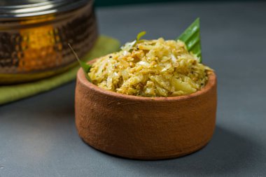 Kerala yemekleri için lahana kızartması ya da kızartma _ yan yemeği çok lezzetli bir vejetaryen yiyeceğidir. Gri desenli arka plana yerleştirilmiş bir toprak tabaktır..