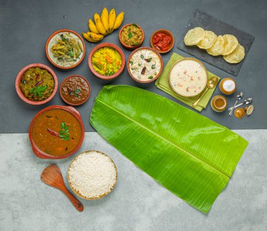 Kerala geleneksel ziyafet mezeleri iki renk arka planda düzenlenmiştir.