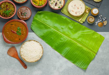 Kerala geleneksel ziyafet mezeleri iki renk arka planda düzenlenmiştir.
