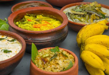 Kerala geleneksel ziyafet mezeleri gri arka planda düzenlenmiştir