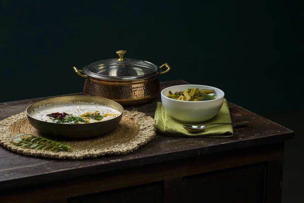 帕恰迪或莱莎和欧兰_喀拉拉拉菜 蔬菜食品放在黄铜器皿里 白色碗放在木制背景上 — 图库照片