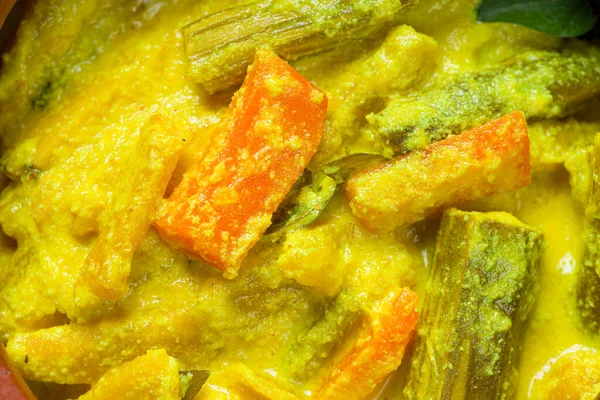 用混合蔬菜做的Avial Kerala传统配菜 非常健康可口 摆放在陶器中 特写效果好 — 图库照片