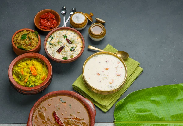 Kerala Platos Tradicionales Fiesta Dispuestos Fondo Dos Colores Con Hoja — Foto de Stock