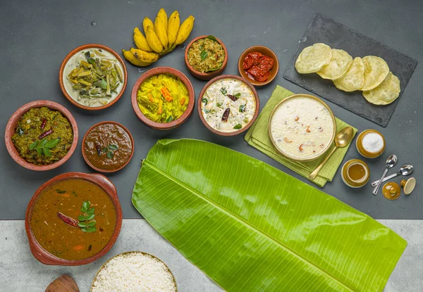 Kerala Platos Tradicionales Fiesta Dispuestos Fondo Dos Colores — Foto de Stock