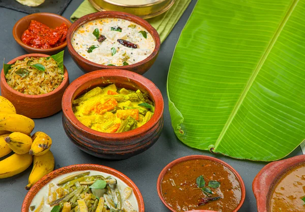Kerala Platos Tradicionales Fiesta Dispuestos Fondo Dos Colores Con Hoja — Foto de Stock