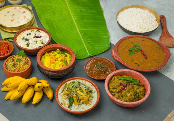 Kerala Platos Tradicionales Fiesta Arroz Cocido Dispuestos Fondo Dos Colores — Foto de Stock
