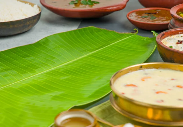 Kerala Platos Tradicionales Fiesta Dispuestos Fondo Color Gris —  Fotos de Stock