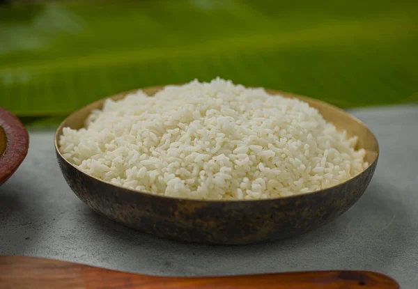 Nasi Yang Dimasak Diatur Dalam Bejana Abrass Dengan Hidangan Sampingan — Stok Foto