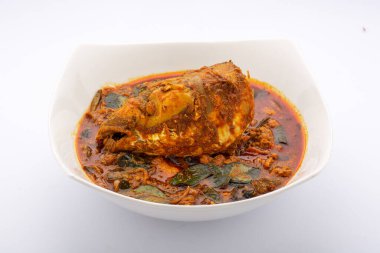 Balık başı körisi, Güney Hint usulü Rohu balığı başı köri beyaz arka planda izole edilmiş beyaz seramik bir kasede dizilmiş..