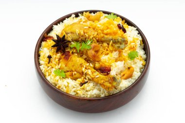 Tavuk biryani, kerala stili tavuk dhum biryani marihuana pilavı ve baharatlarla yapıldı. Ahşap bir sofra takımında, beyaz arka planda, izole edilmiş.