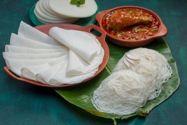 İdebulpam ve patiir soslu tavuk körisi güzel patiiri, beyaz patiiri ve koyu yeşil desenli idebulpam karışımı..