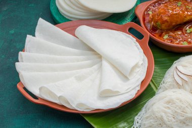 İdebulpam ve patiir soslu tavuk körisi güzel patiiri, beyaz patiiri ve koyu yeşil desenli idebulpam karışımı..