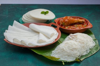 İdebulpam ve patiir soslu tavuk körisi güzel patiiri, beyaz patiiri ve koyu yeşil desenli idebulpam karışımı..