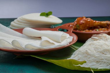 İdebulpam ve patiir soslu tavuk körisi güzel patiiri, beyaz patiiri ve koyu yeşil desenli idebulpam karışımı..