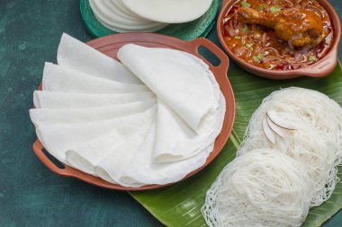 İdebulpam ve patiir soslu tavuk körisi güzel patiiri, beyaz patiiri ve koyu yeşil desenli idebulpam karışımı..