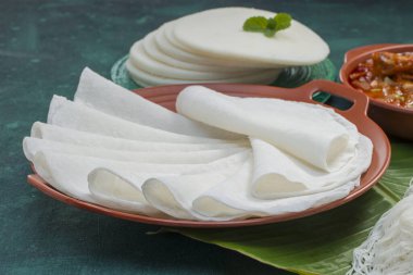 İdebulpam ve patiir soslu tavuk körisi güzel patiiri, beyaz patiiri ve koyu yeşil desenli idebulpam karışımı..