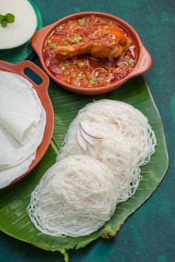 İdebulpam ve patiir soslu tavuk körisi güzel patiiri, beyaz patiiri ve koyu yeşil desenli idebulpam karışımı..