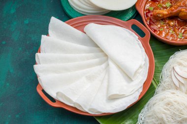 İdebulpam ve patiir soslu tavuk körisi güzel patiiri, beyaz patiiri ve koyu yeşil desenli idebulpam karışımı..