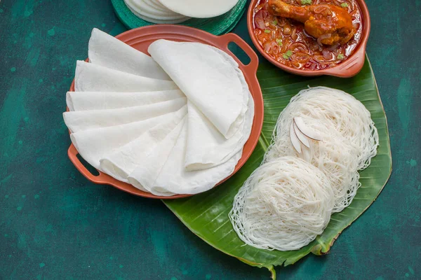 İdebulpam ve patiir soslu tavuk körisi güzel patiiri, beyaz patiiri ve koyu yeşil desenli idebulpam karışımı..