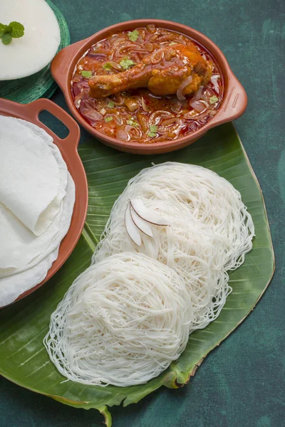 İdebulpam ve patiir soslu tavuk körisi güzel patiiri, beyaz patiiri ve koyu yeşil desenli idebulpam karışımı..