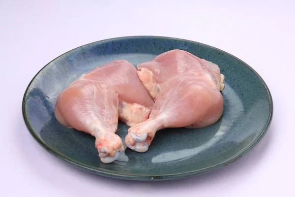 Roh Ganze Hühnerkeulen Ohne Haut Einem Aqua Rustikalen Blauen Teller — Stockfoto