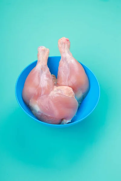 Frango Inteiro Cru Coxa Sem Pele Disposta Uma Tigela Azul — Fotografia de Stock