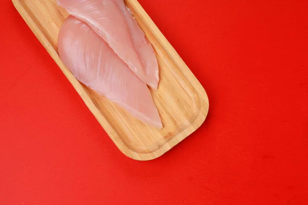 Surowy Filet Piersi Kurczaka Bez Skóry Ułożone Drewnianej Desce Litego — Zdjęcie stockowe