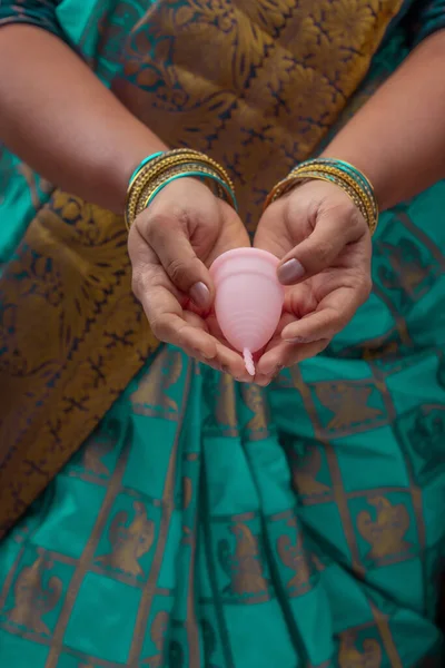 Egy Indiai Kezében Újrahasznosítható Szilícium Menstrualcup Bemutatja Különböző Típusú Összecsukható — Stock Fotó