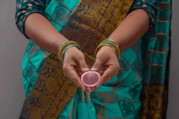 Hinduska Kobieta Trzymająca Krzemowy Kubek Menstruacyjny Wielokrotnego Użytku Wykazująca Różne — Zdjęcie stockowe