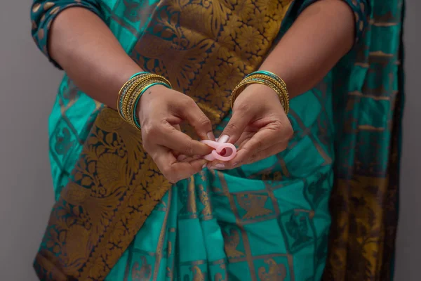 Uma Mulher Indiana Segurando Menstrualcup Silício Reutilizável Mostrando Diferentes Tipos — Fotografia de Stock