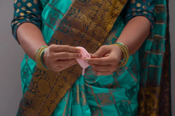 Egy Indiai Kezében Újrahasznosítható Szilícium Menstrualcup Bemutatja Különböző Típusú Összecsukható — Stock Fotó